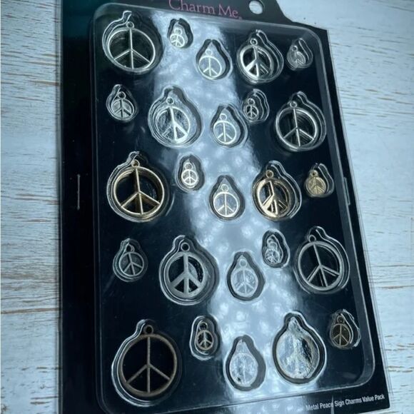 50 NEW! Charm Me Peace Sign Charms Jewelry Making Accessories NWT - Picture 2 of 4